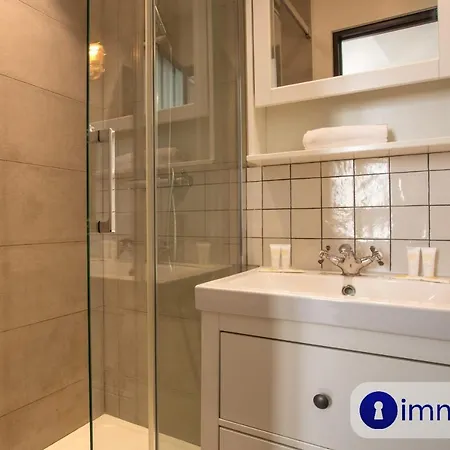 Air-conditioned In The Heart Of Old Apartment